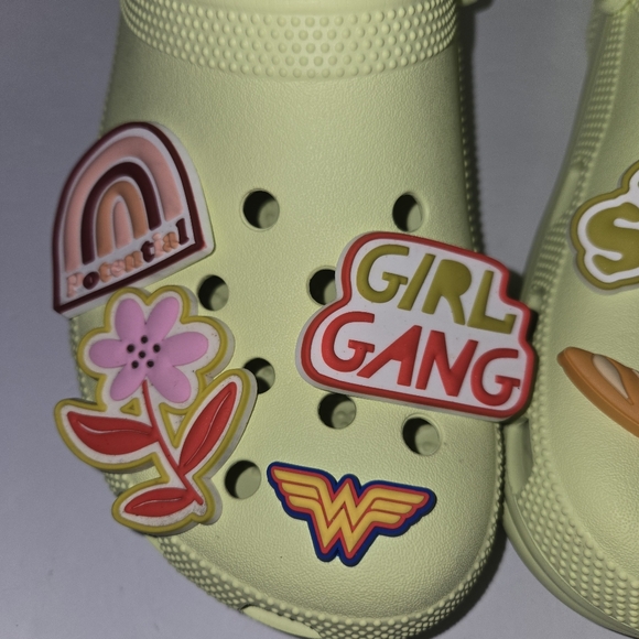 CROCS Adult Light Green Clog. Size 11 For Women Size 9 For Men. Includes Jibbitz - Picture 16 of 16